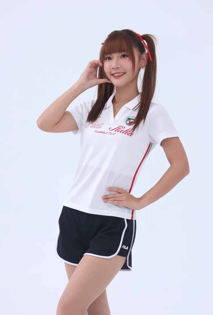 小映穿著白色POLO衫配上運動短褲。彭欣偉攝