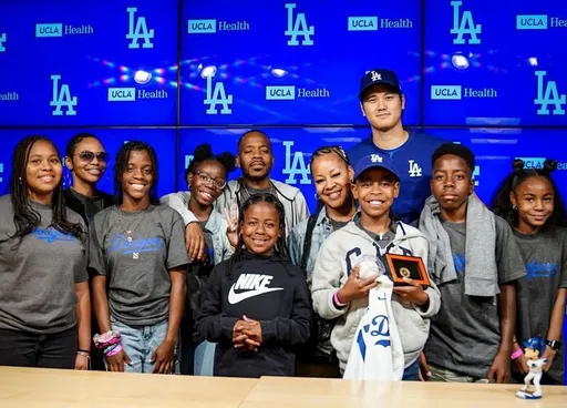 最暖夫妻!讓給病童開球 大谷翔平老婆人美心更美