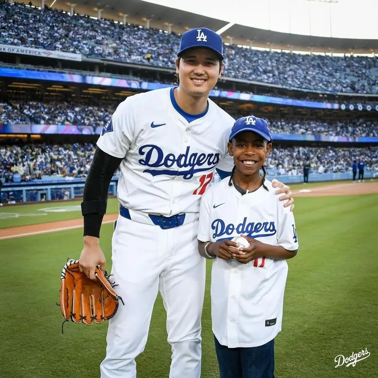 大谷翔平(左)與艾伯特(右)。大谷翔平X