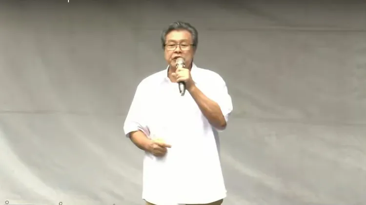 楊烈說，「無論如何我們的聲音一定要喊到裡面聽到，讓他們退回黑箱作業」。取自經民連直播畫面