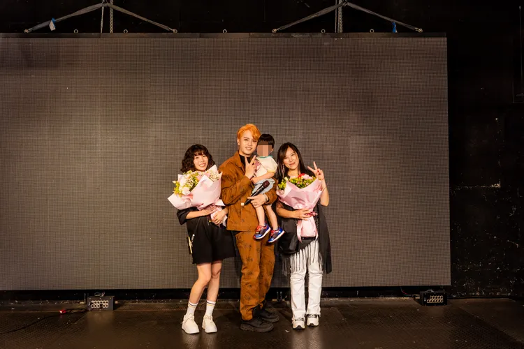 田亞霍與老婆品妡（左）大兒子塏勛、媽媽（右）合影。猫少娛樂工作室提供