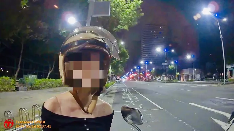 女騎士紅燈右轉被巡邏警網攔查。讀者提供