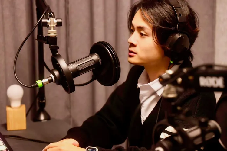 吳胤呈錄製音樂作品。尚時代文創娛樂提供