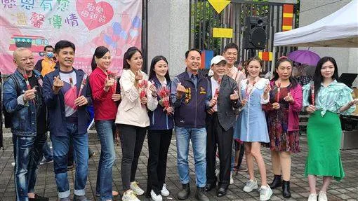 楊芯甯（左5）去年母親節前夕遠赴基隆，與基隆美女議員與藝人，舉辦同樂會歡慶母親節，營造該協會確實熱心公益的假象。翻攝畫面