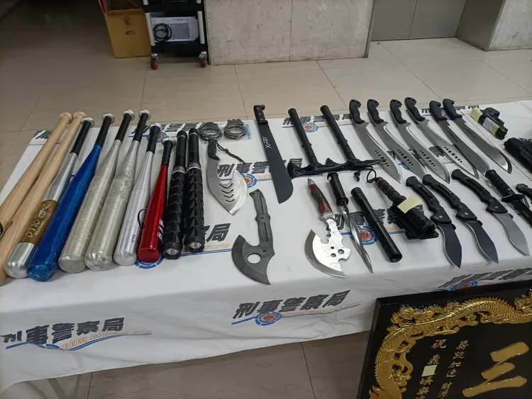 警方查扣的各式刀具。警方提供
