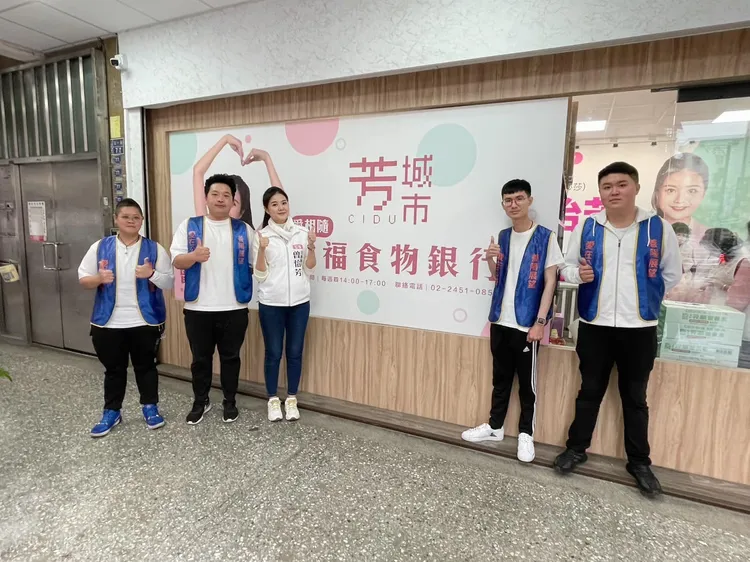 張紘濬（右一）、楊昇翰（左二）去年母親節前夕前往基隆辦活動，與美女議員合影，照片就放在該協會臉書，營造積極做好式、勸募的公益假象。翻攝臉書《中華民國善陽展望協會》