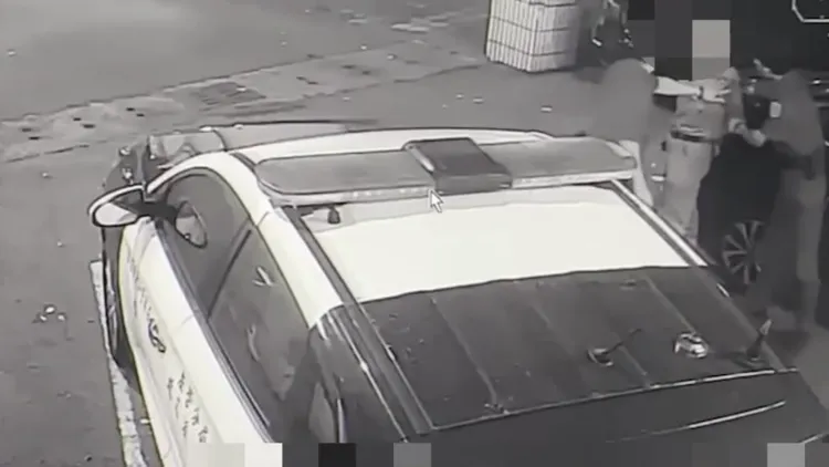 員警見狀衝出喝止，將人帶回派出所調查。讀者提供