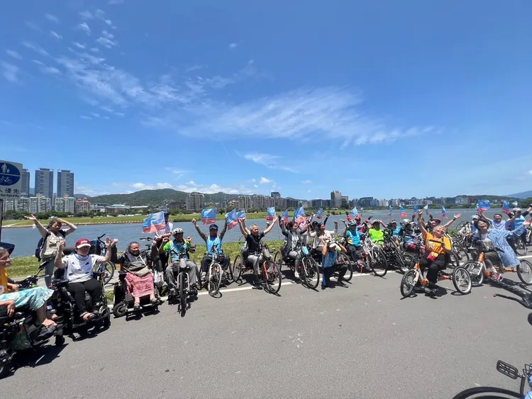 生命勵樂活輔健會16位身心障礙勇士，前進美國加州挑戰無障礙手搖自行車的極限之旅。永齡基金會提供