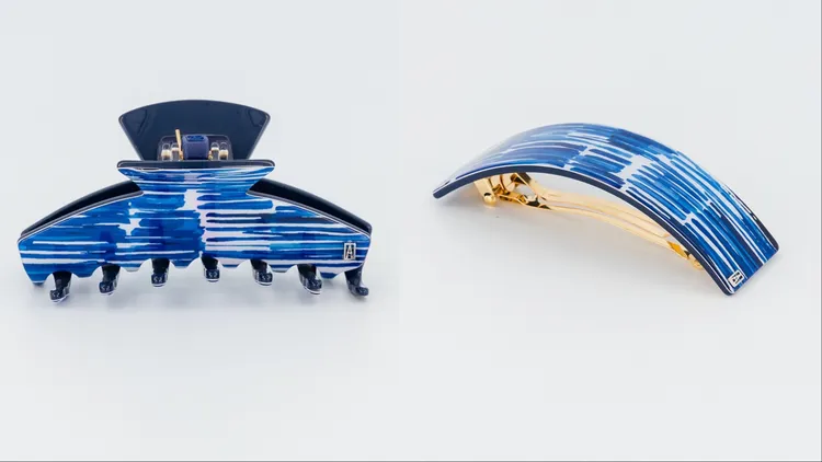 蔚藍海浪抓夾（左）5600元、蔚藍海浪弧形夾（右）4500元。品牌提供