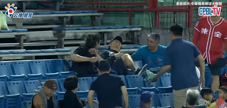 蘇炳憲被界外球砸中。摘自公視體育轉播畫面