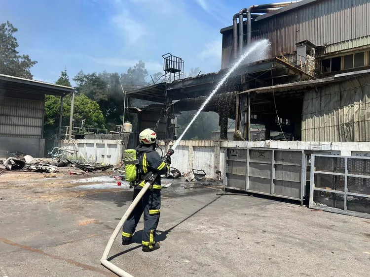 警消灌救。桃園市消防局提供