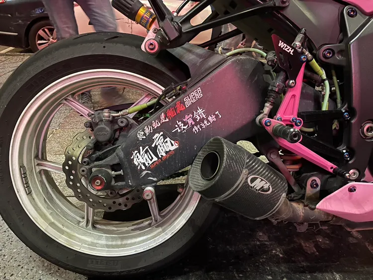 紅牌重機排氣管貼上「發動就是輸贏」字樣。桃園警分局提供