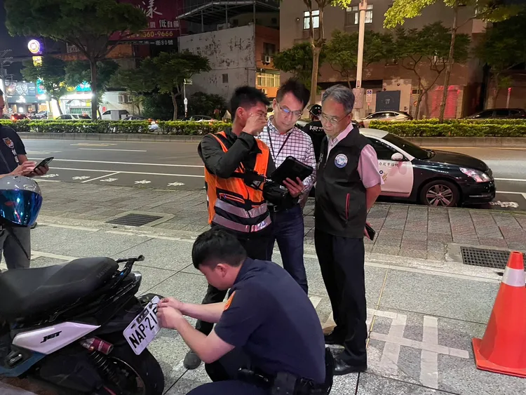 分局長吳明彥(右一)親自督軍。桃園警分局提供