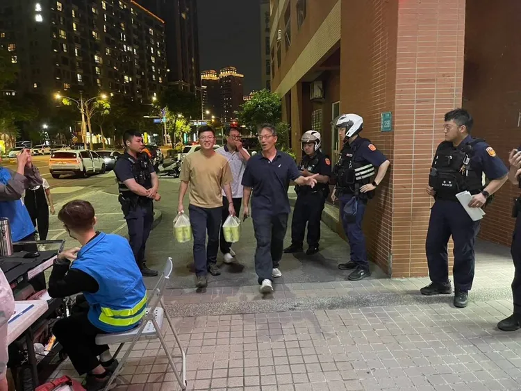 黃家齊議員拎著飲料慰勞辛勤的桃園警分局同仁。警方提供