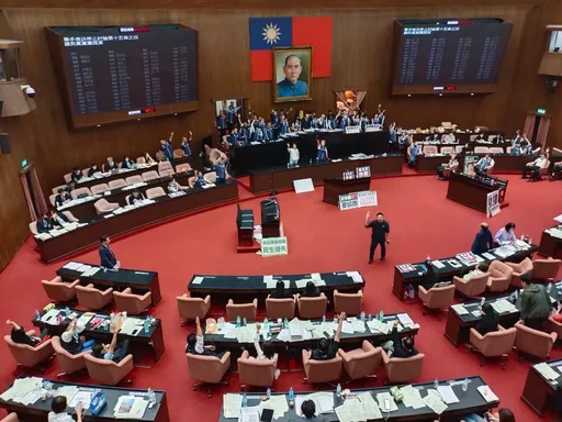 白指绿曾委员会「举手表决碾压」　王定宇斥鬼扯：上次院会举手是1989年