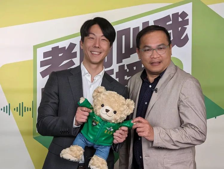 吳崢（左）、王義川（右）共同主持《老闆叫我開直播》。民進黨提供