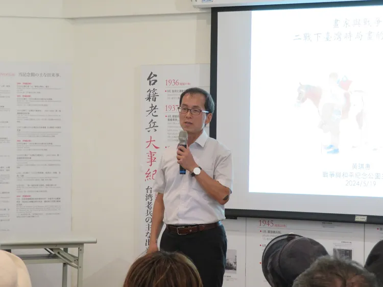 高史博館長李文環說，台灣的歷史命運是不斷堆疊且複雜，希望藉由解析戰爭時局的美術創作，開啟年輕一輩對台灣戰爭的探索。高雄市關懷台籍老兵文化協會提供