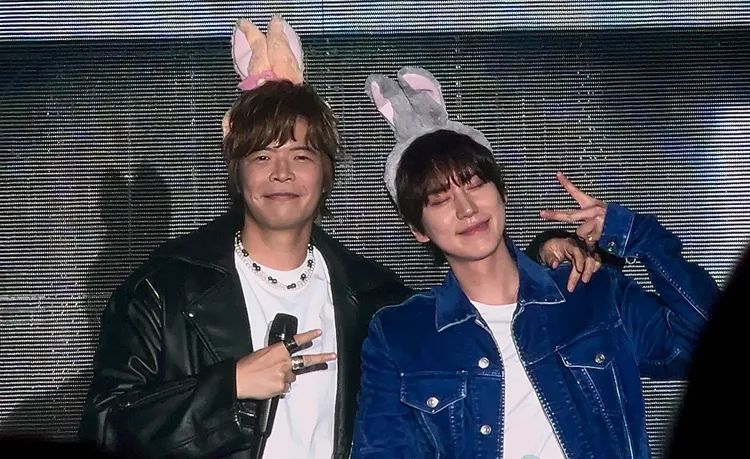 阿璞搞笑送上SJ今年1月高雄見面會造成話題的髮箍送圭賢。讀者提供