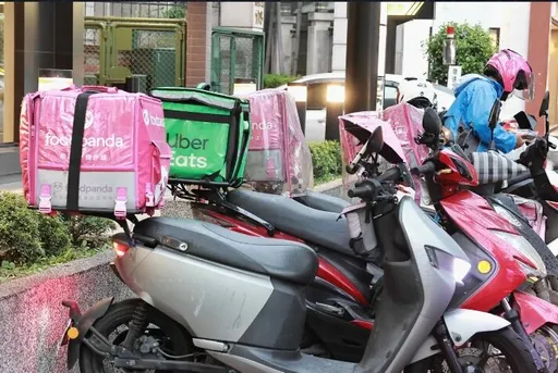 Uber併購foodpanda 熊貓外送員:以後直接丟一樓,爽!