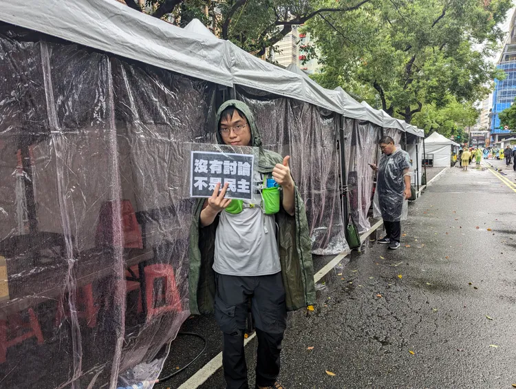 有民眾不畏大雨，仍到場抗議。蘇柏銓攝