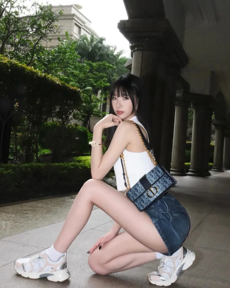 Elly拍照架式十足。翻攝許曦文Elly臉書