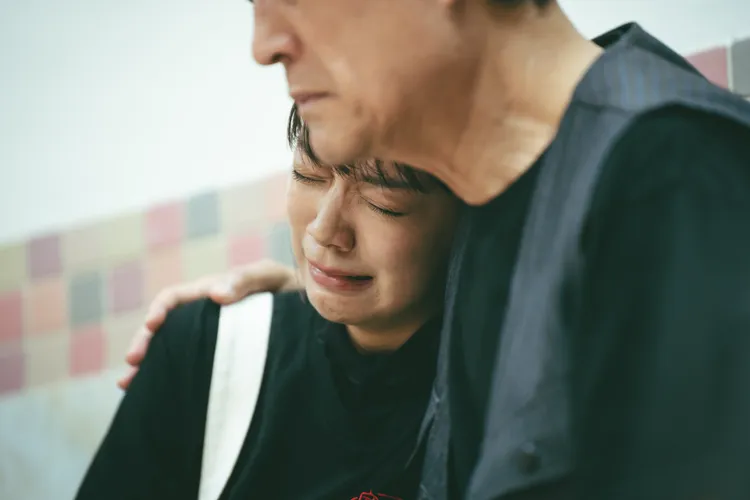 林雨宣（左）因為擔心母親陳亞蘭病況而痛哭。公視台語台、華視提供