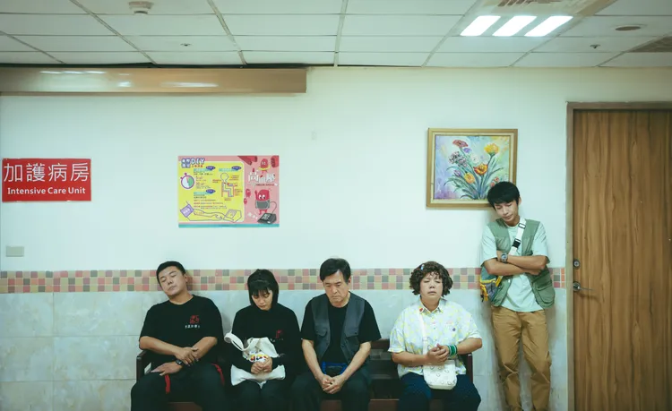 羅裕誴（左起）、檢場、林雨宣、羅文君、洪毓璟在病房外擔心著陳亞蘭的病情。公視台語台、華視提供