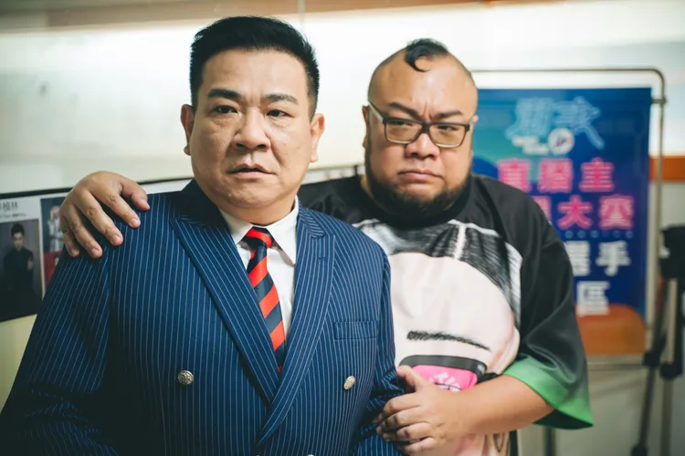 白雲(左)和製作人葉天倫客串飾演惡質演藝公司。公視台語台、華視提供