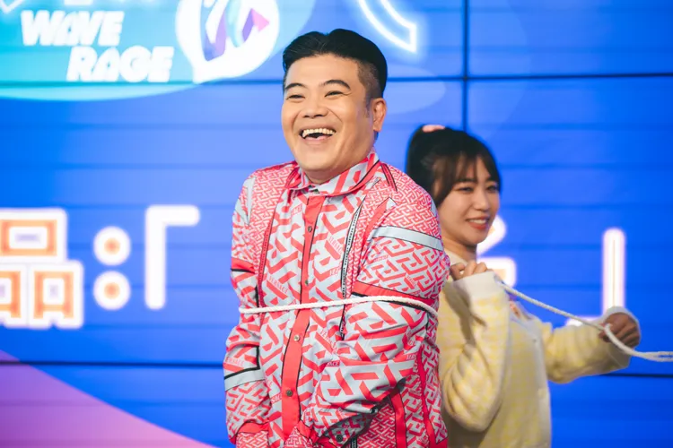 馬國畢（左）客串演出選秀評審，配合鄭茵聲的表演。公視台語台、華視提供