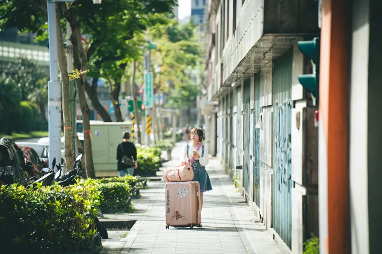 鄭茵聲未告知家人獨自北上，卻不熟城市複雜的街道迷路。公視台語台、華視提供