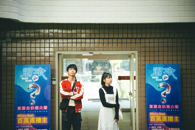 林雨宣（右）和洪毓璟北上到選秀現場找妹妹鄭茵聲。公視台語台、華視提供