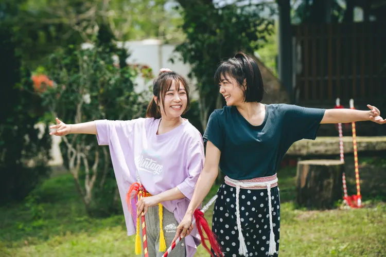 林雨宣（右）和鄭茵聲為了不讓生病的嬤嬤擔心，努力練習歌仔戲動作。公視台語台、華視提供