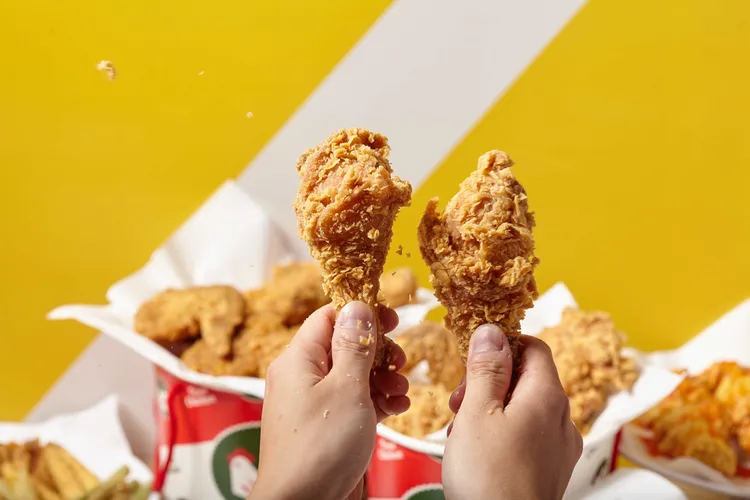 拿坡里炸雞桶內含腿排和雞腿。業者提供