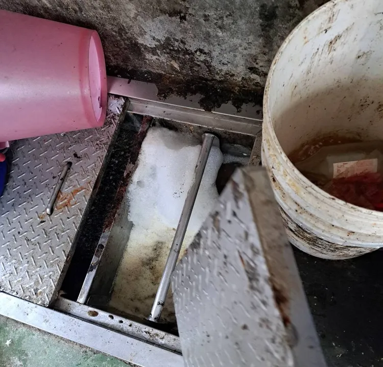 環保局稽查查獲食品公司溝渠有明顯泡沫。環保局提供