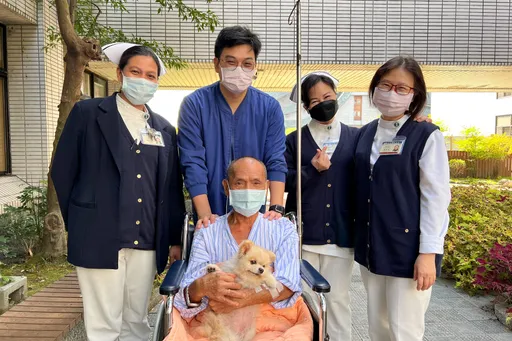 癌末阿伯病倒了卻「因為他」不願住院 花蓮慈濟醫護靠這招打開心房
