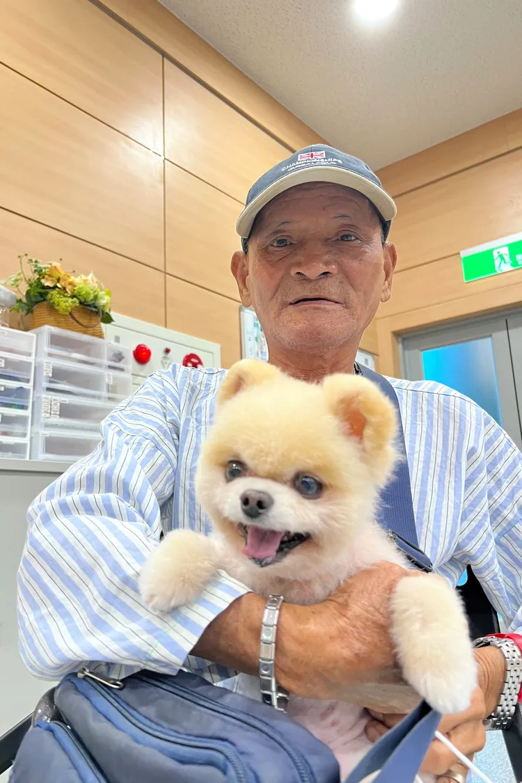 陳男與愛犬相見歡更積極配合醫院治療。