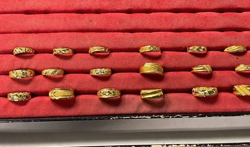 苗栗县议员银楼遭抢　63枚金戒指「整盘」劫走！损失逾80万元