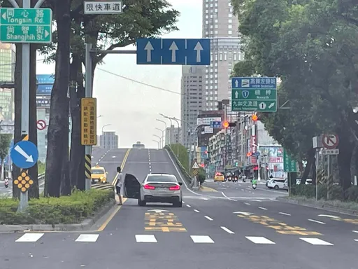 BMW男快車道等紅燈迅速安全島旁小解 一泡尿的代價恐噴6600元