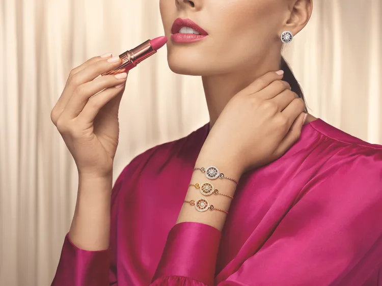 海瑞溫斯頓Winston Gates系列環型花飾手鍊&耳環。品牌提供