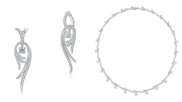 Hearts On Fire Vela Twisted白K金鑽石耳環 (左) 53萬3000元起、Vela Crossover白K金法式鑲嵌鑲滿鑽項鍊（右）143萬3000元。品牌提供
