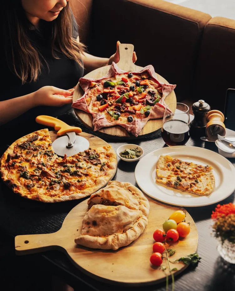 活動能吃到珍奶、辣螃蟹等特別口味披薩。業者提供