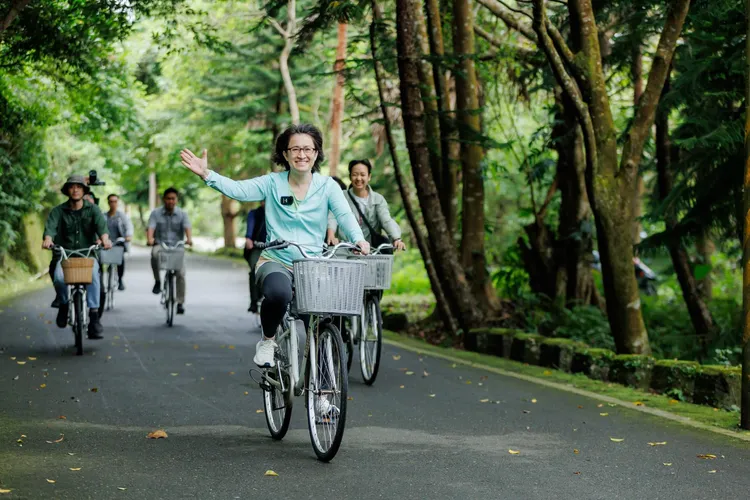 蕭美琴與民進黨黨工在花蓮騎腳踏車。圖片來源：FB蕭美琴 Bi-khim Hsiao。