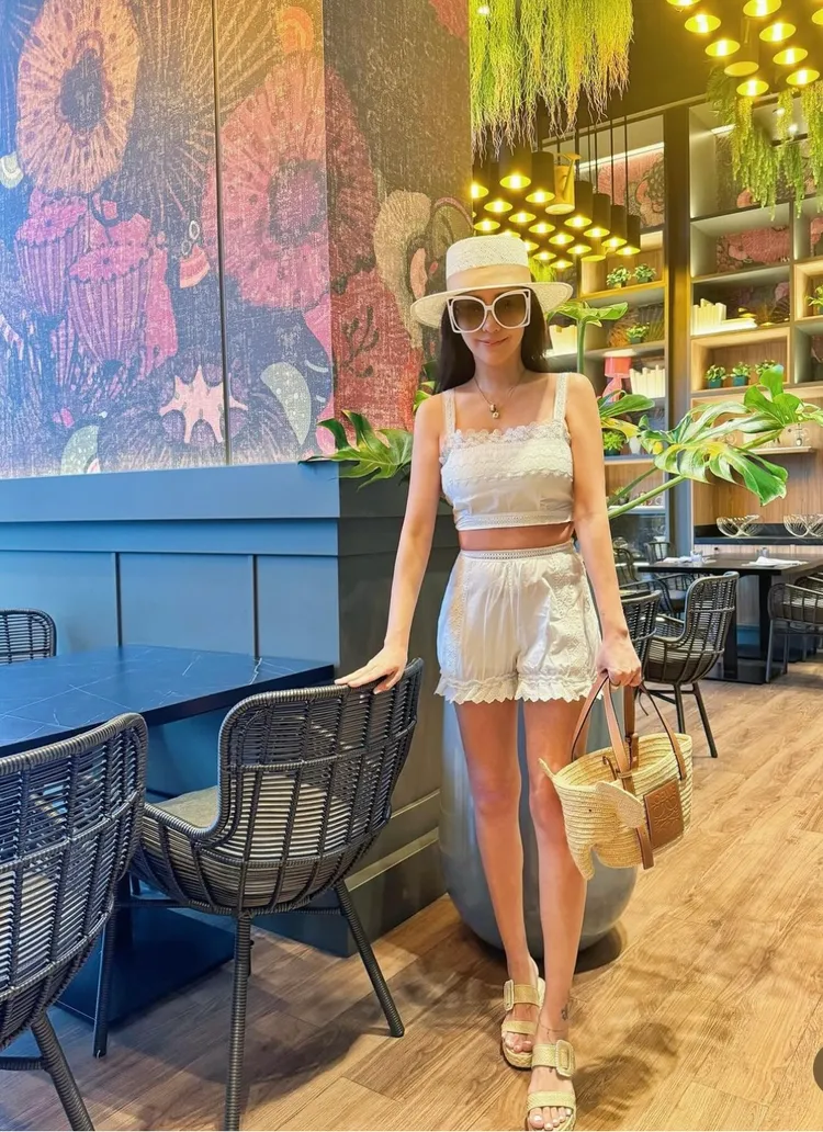 關穎搭配西班牙精品LOEWE大象編織包。翻攝關穎IG