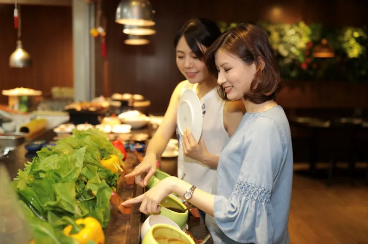 捷絲旅高雄站前館於母親節專案加碼贈送紐奇肌面膜，再享Double Veggie蔬食百匯早餐及異國晚餐。業者提供