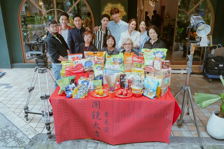 BL劇《看見愛》今在台北開鏡。前排左起導演姜秉辰、導演兼製作人宋鎵琳、監製江明玉、監製金京恩、製作人兼編劇林珮瑜，後排左起為演員林詠傑、林家佑、林宇、金雲、艾雨帆。大鴻藝術BIG ART提供