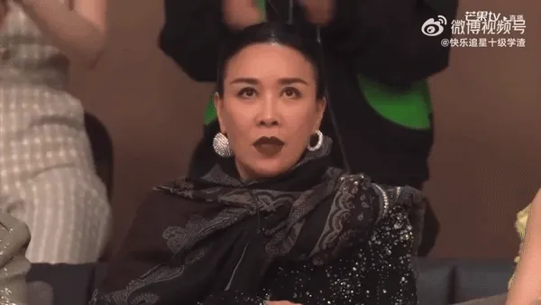 那英真誠地對假睫毛許願。翻攝快樂追星十級學渣微博