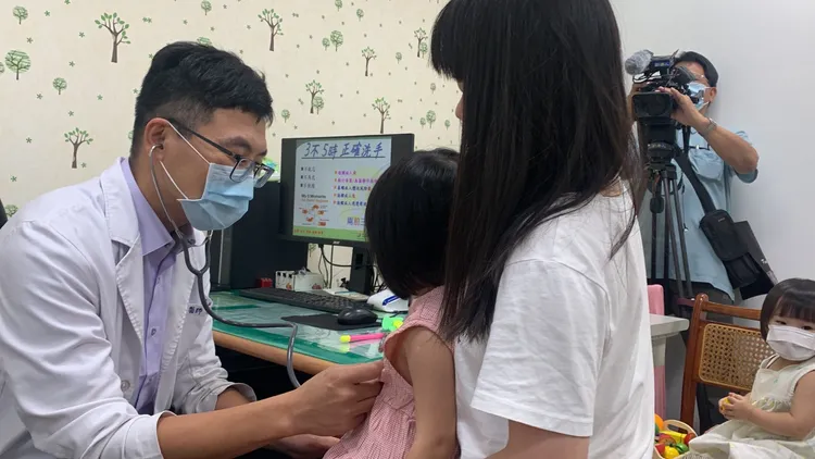台中醫院小兒科主任李德敏說，但大多數成人感染腸病毒後症狀不明顯，容易傳染給家中嬰幼兒。台中醫院提供
