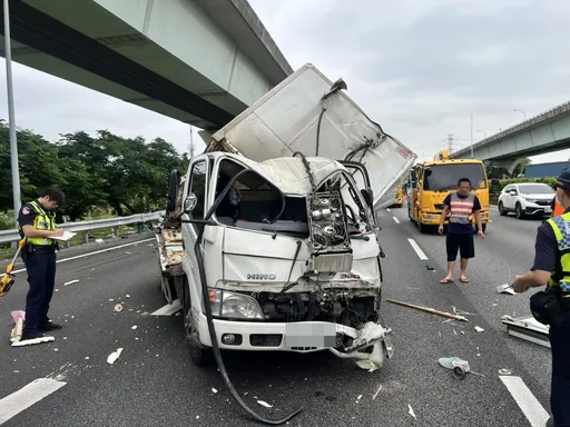 國1桃園段小貨車自撞護欄　駕駛拋飛車外！碎片散落一地