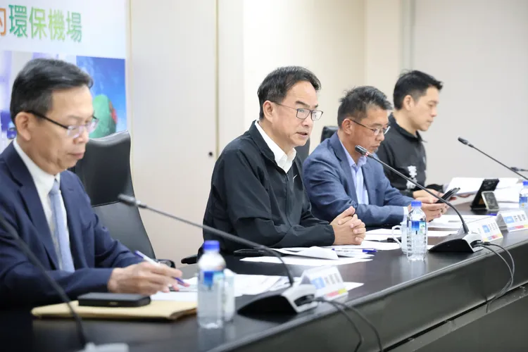 立委李昆澤、許智傑及李柏毅15日邀交通部次長林國顯及民航局長，至高雄國際機場進行考察。翻攝畫面