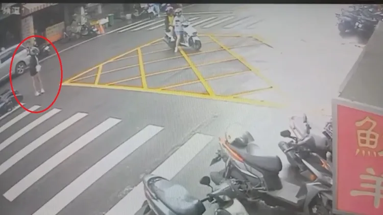 陳女摔車後立即起身，手腳多處擦傷，送醫沒有大礙。民眾提供